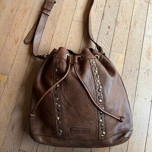 MARTA PONTI BROWN LEATHER & STUDS ADJUSTABLE BUCKET CROSSBODY
